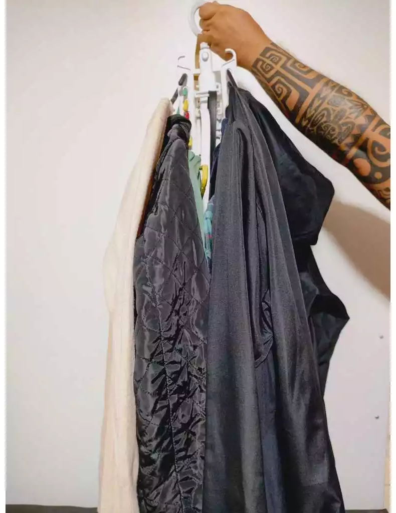 Cabide Inteligente com várias roupas penduradas economizando espaço